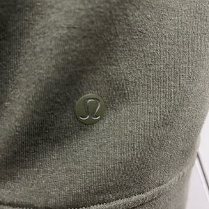Men’s army green lululemon hooded sweatshirt size med